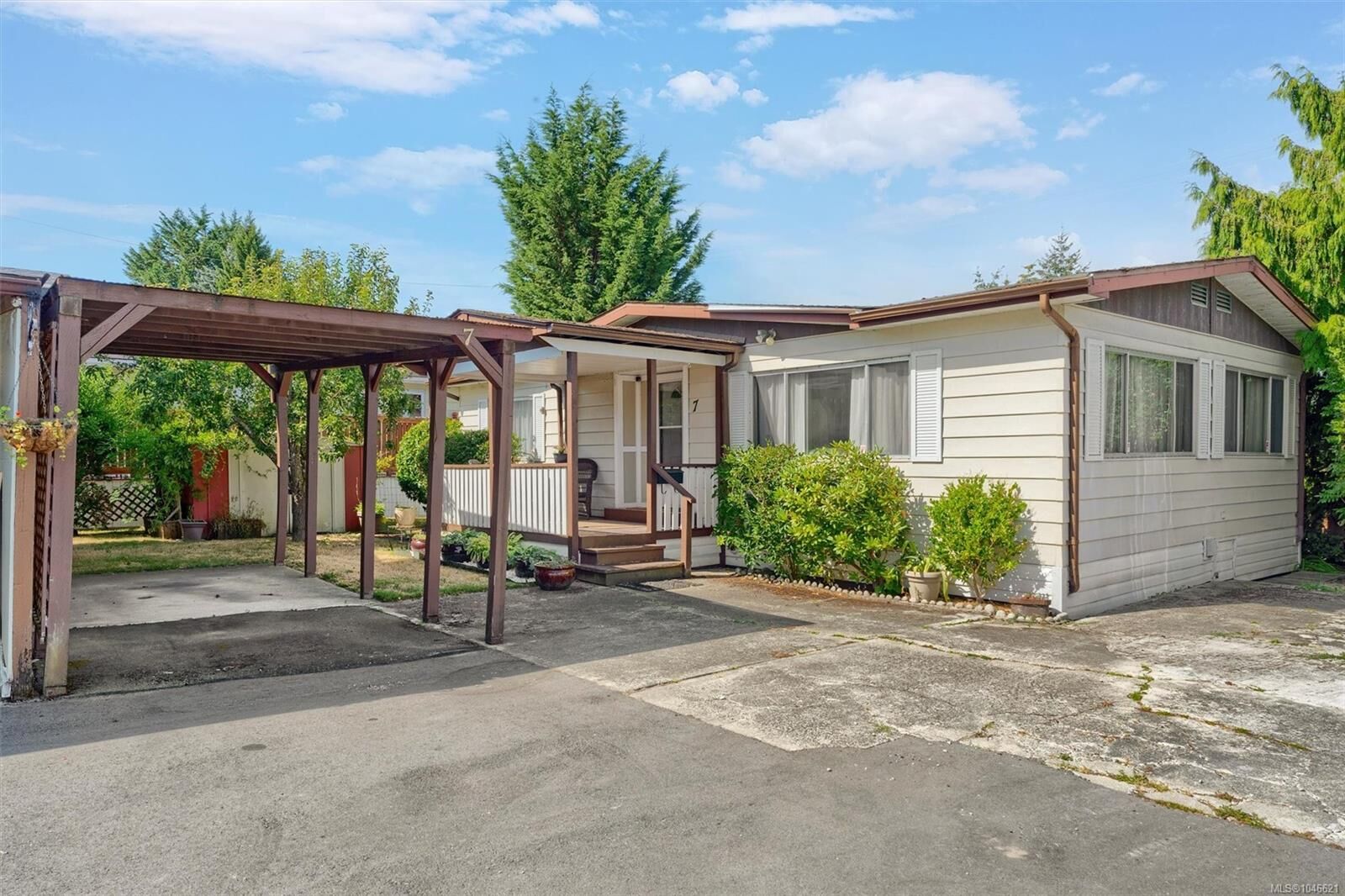 Property Photo: 158 Cooper Rd #7 BC V9A 7B3