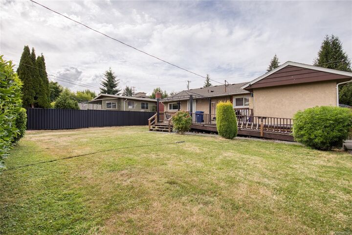 Property Photo:  543 Bradley St  BC V9S 1B9 