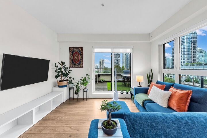 Property Photo:  4468 Dawson Street 501  BC V5C 0J9 