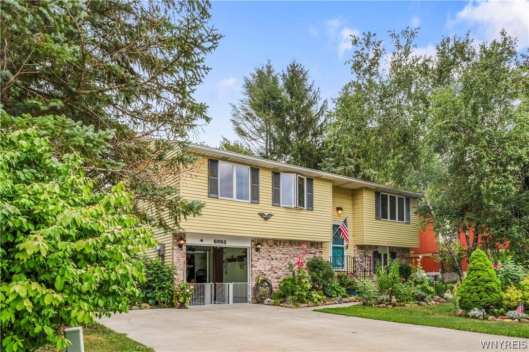 Property Photo:  6995 Brandywine Drive  NY 14047 