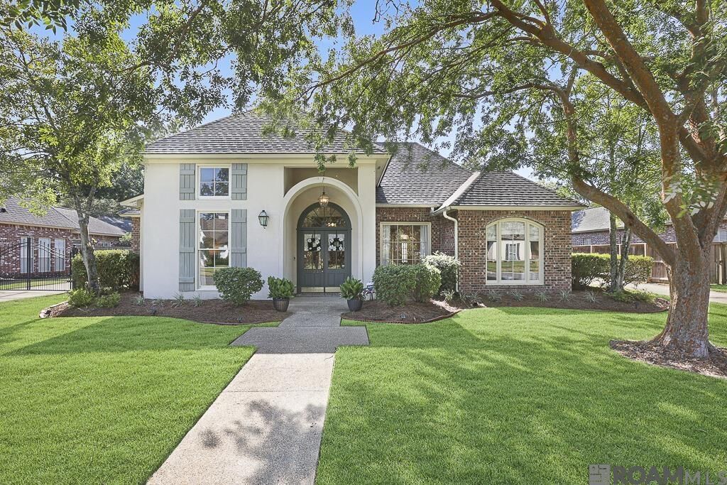 Property Photo: 1624 Plantation Oaks Dr LA 70810