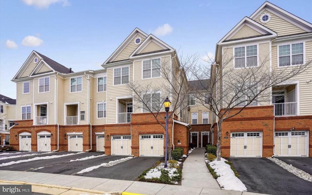 Property Photo:  23255 Milltown Knoll Square 111  VA 20148 