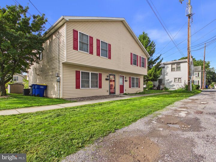 Property Photo:  15 S Chestnut Street  PA 17055 