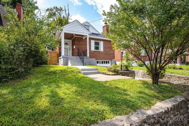 Property Photo: 2625 St Albans Avenue OH 45237