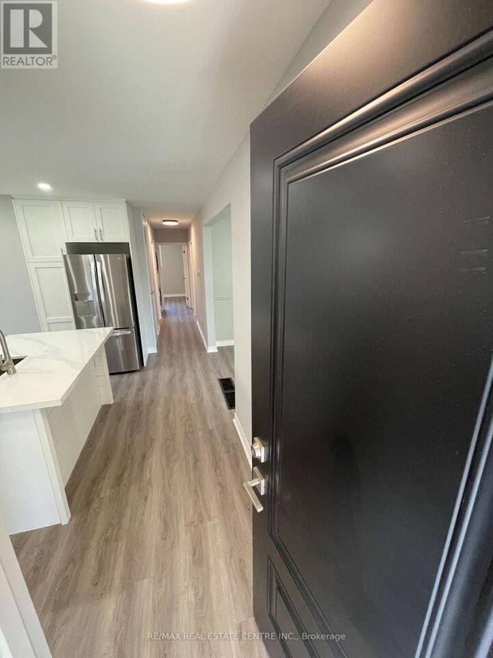 Property Photo:  37 Goldfinch Rd Road Upper  ON L9A 3W8 