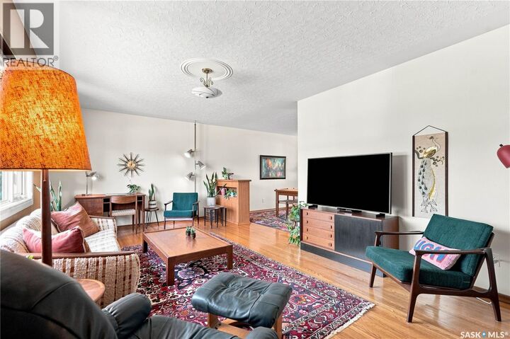 Property Photo: 2006 Louise Avenue SK S7J 2C2
