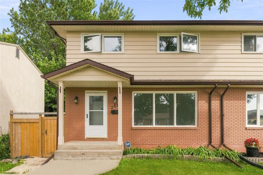 Property Photo: 201 Kisil Bay MB R2K 3E7