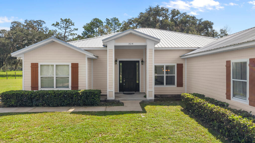 Property Photo: 324 NE 300th St FL 32628