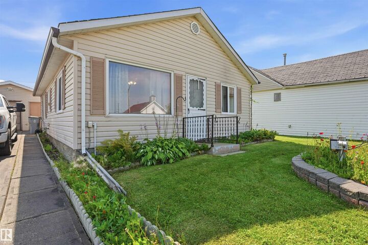 Property Photo:  4741 51 Ave  AB T0E 2M0 
