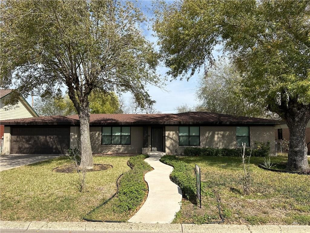 Property Photo: 304 W Walnut Avenue TX 78501
