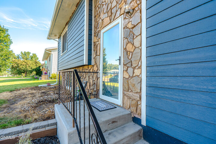 Property Photo:  810 3rd Avenue NE  ND 58554 
