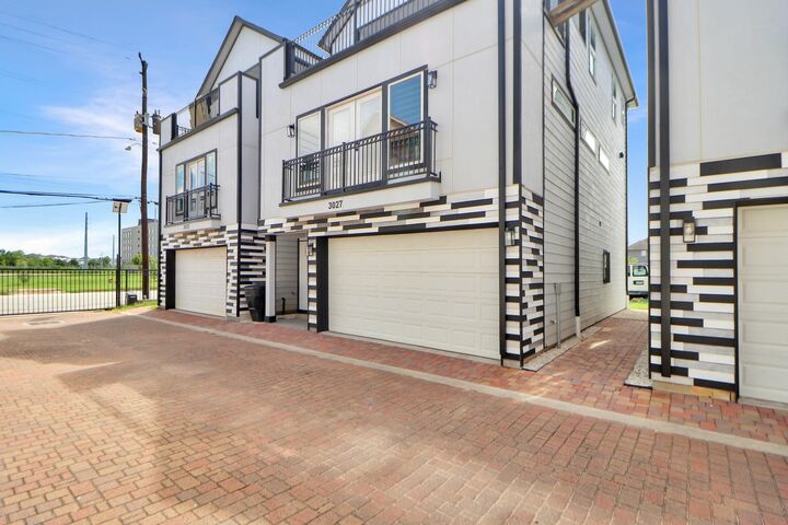 Property Photo:  3027 Clinton Drive  TX 77020 