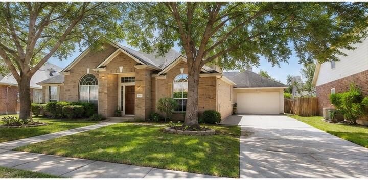 Property Photo: 17711 Emerald Garden Lane TX 77084