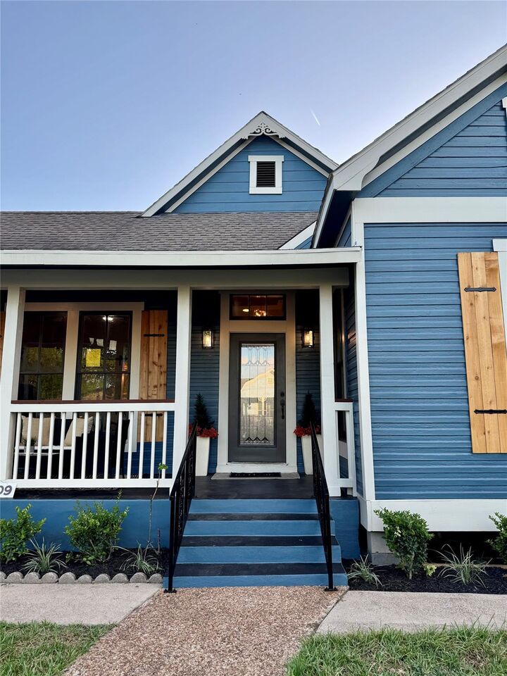 Property Photo:  2109 Gentry Street  TX 77009 