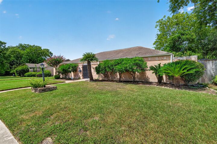 Property Photo:  6222 Creekbend Drive  TX 77096 