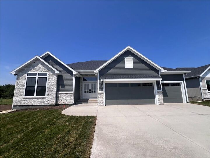 Property Photo: 16268 Baxter Street KS 66030