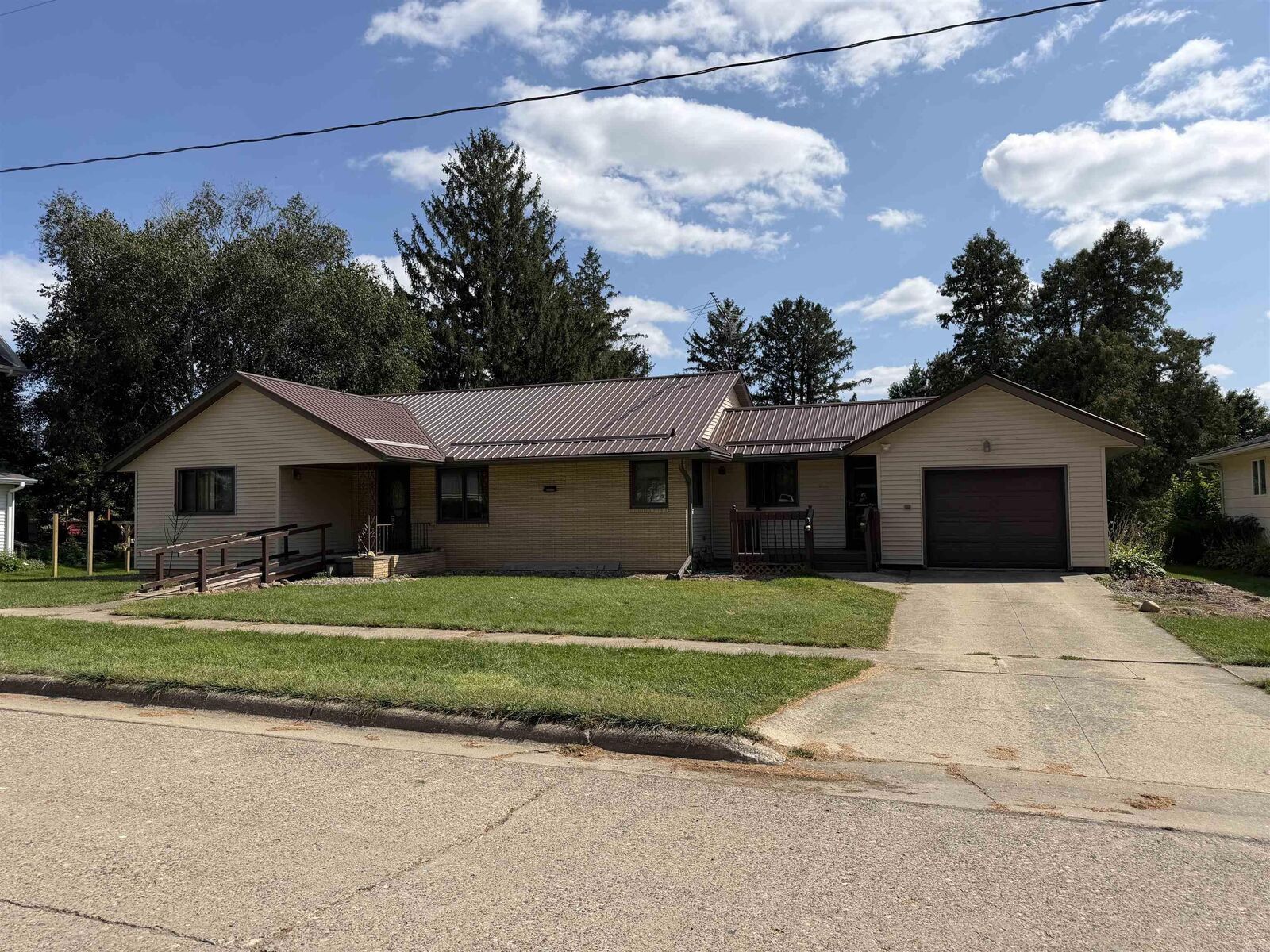 Property Photo:  503 W Center Street  IA 52159 