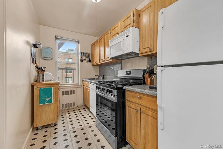 Property Photo:  66-33 Yellowstone Boulevard 5B  NY 11375 