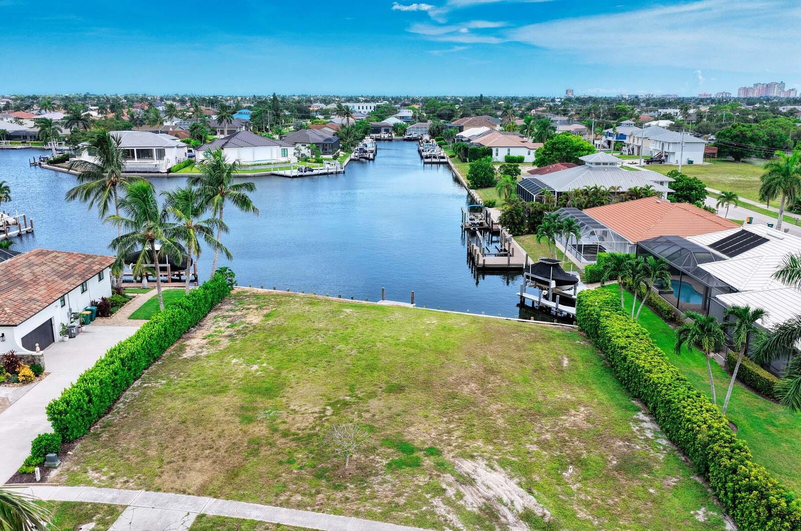 Property Photo: 1511 Jamaica Court FL 34145