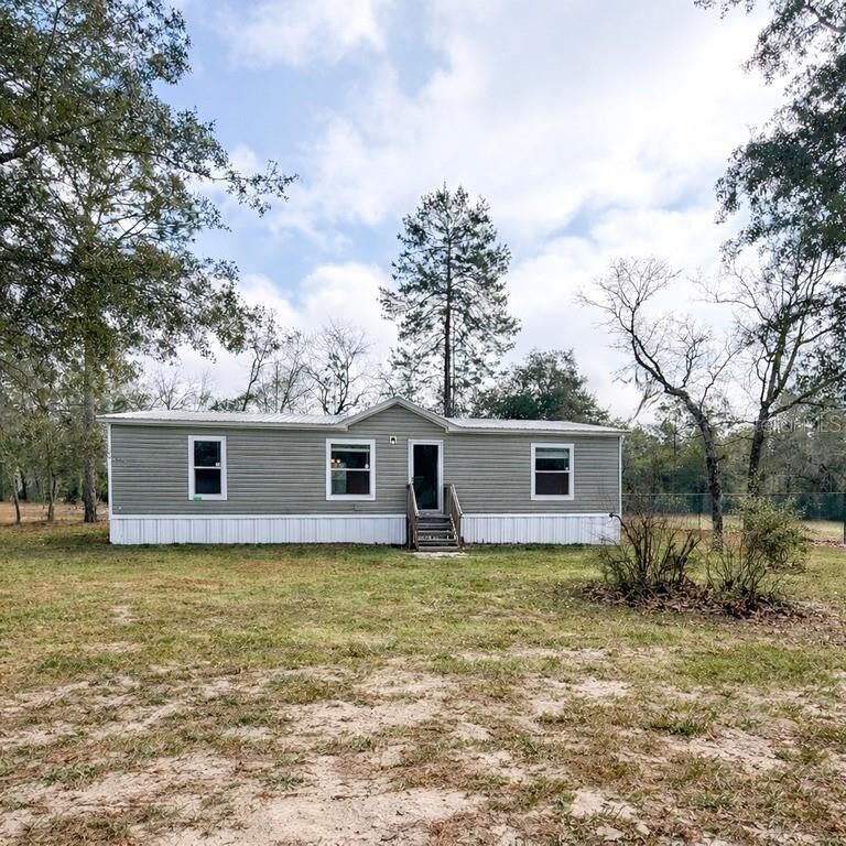 Property Photo: 932 SE 40th Place FL 32666