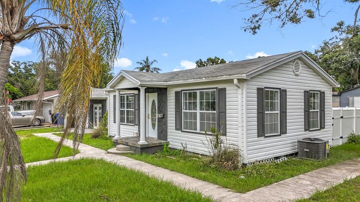 Property Photo: 2122 52nd Avenue N FL 33714