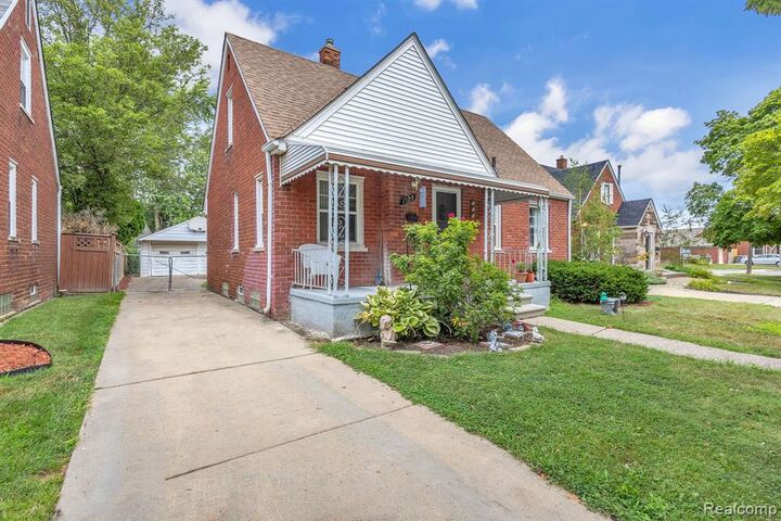 Property Photo:  1520 Michigan Boulevard  MI 48146 3920 