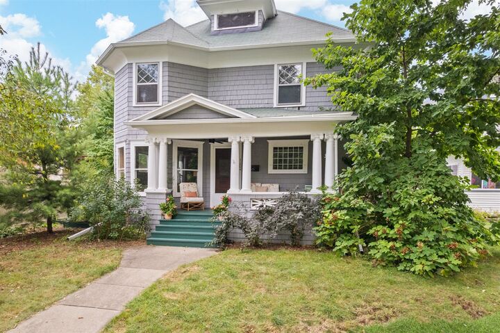 Property Photo: 204 Edgewood Street MI 49201-1809