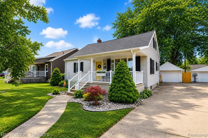 Property Photo:  1612 S Farragut Street  MI 48708 