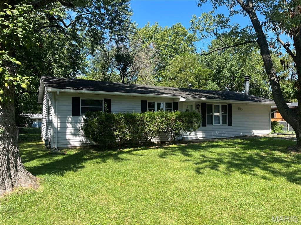 Property Photo:  121 Richmond Drive  IL 62208 