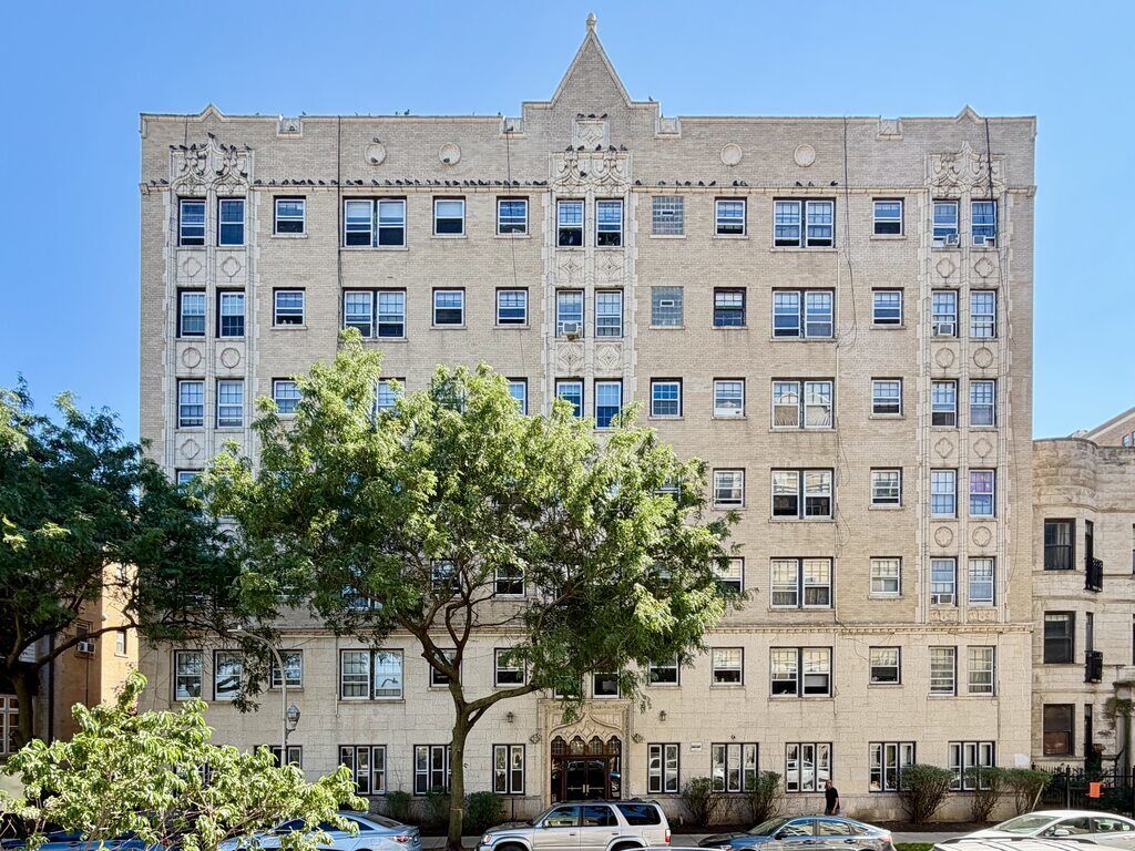 Property Photo:  917 W Eastwood Avenue 704  IL 60640 