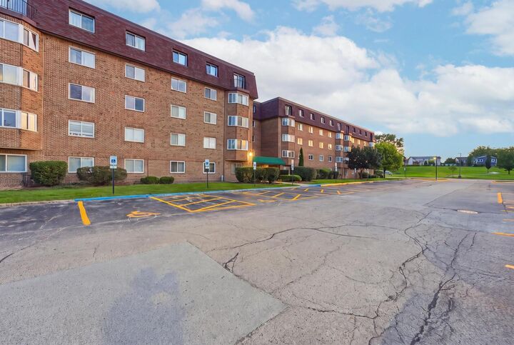 Property Photo:  300 S Roselle Road 522  IL 60193 