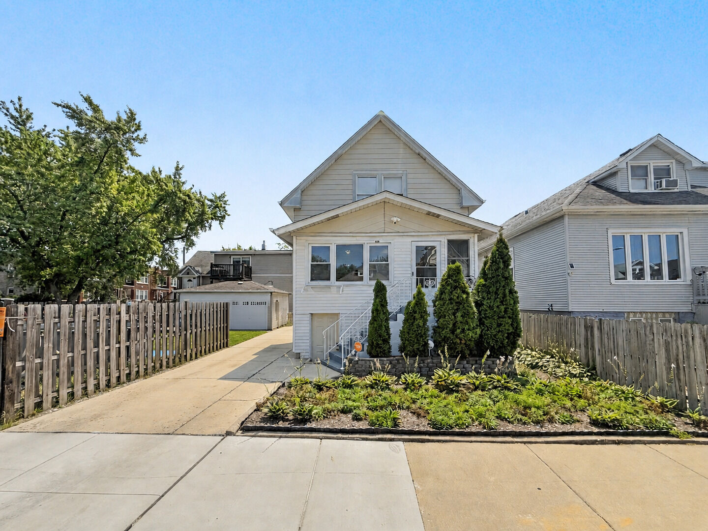 Property Photo: 5005 W Eddy Street IL 60641