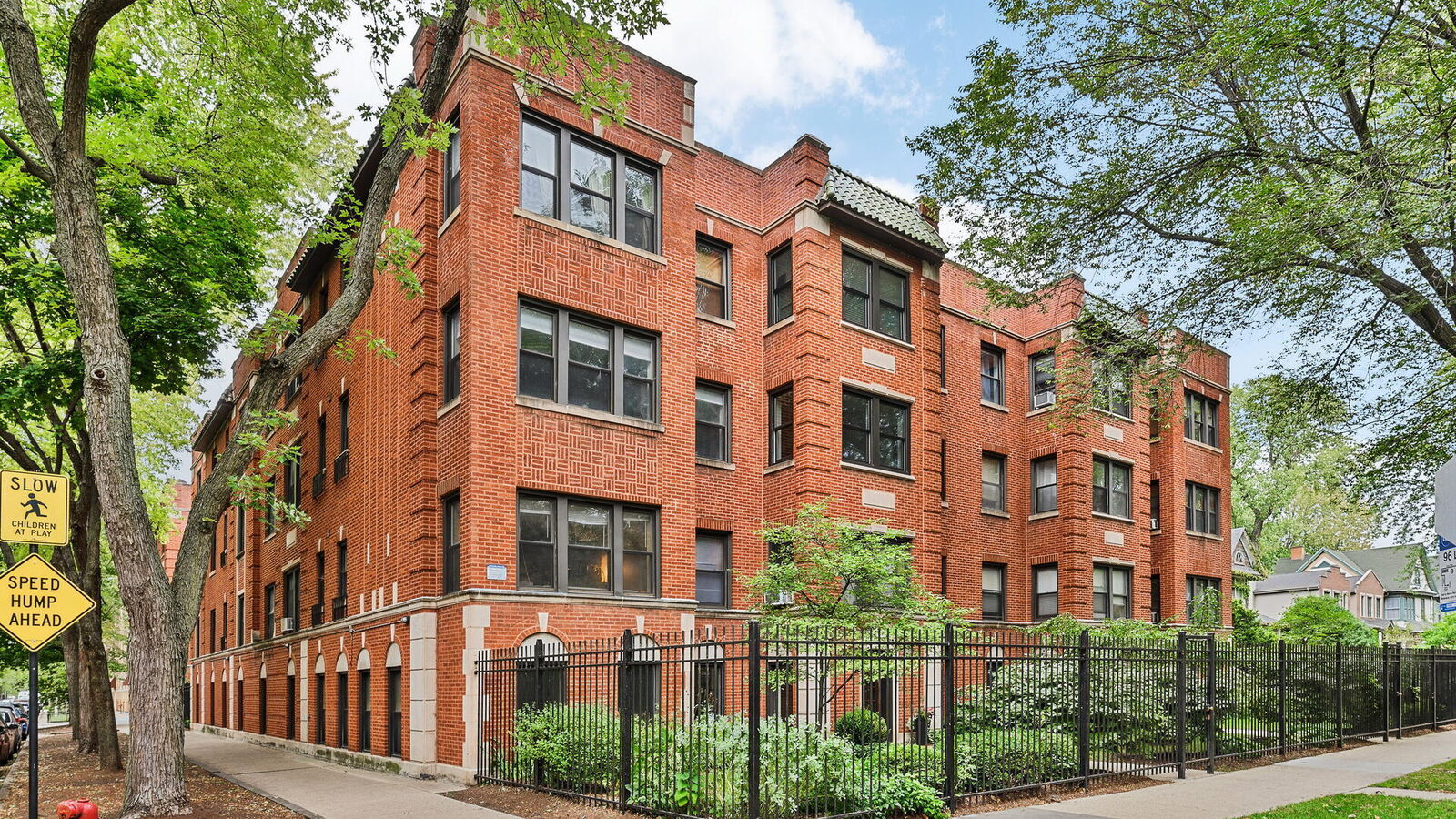 Property Photo: 1850 W Lunt Avenue 2 IL 60626