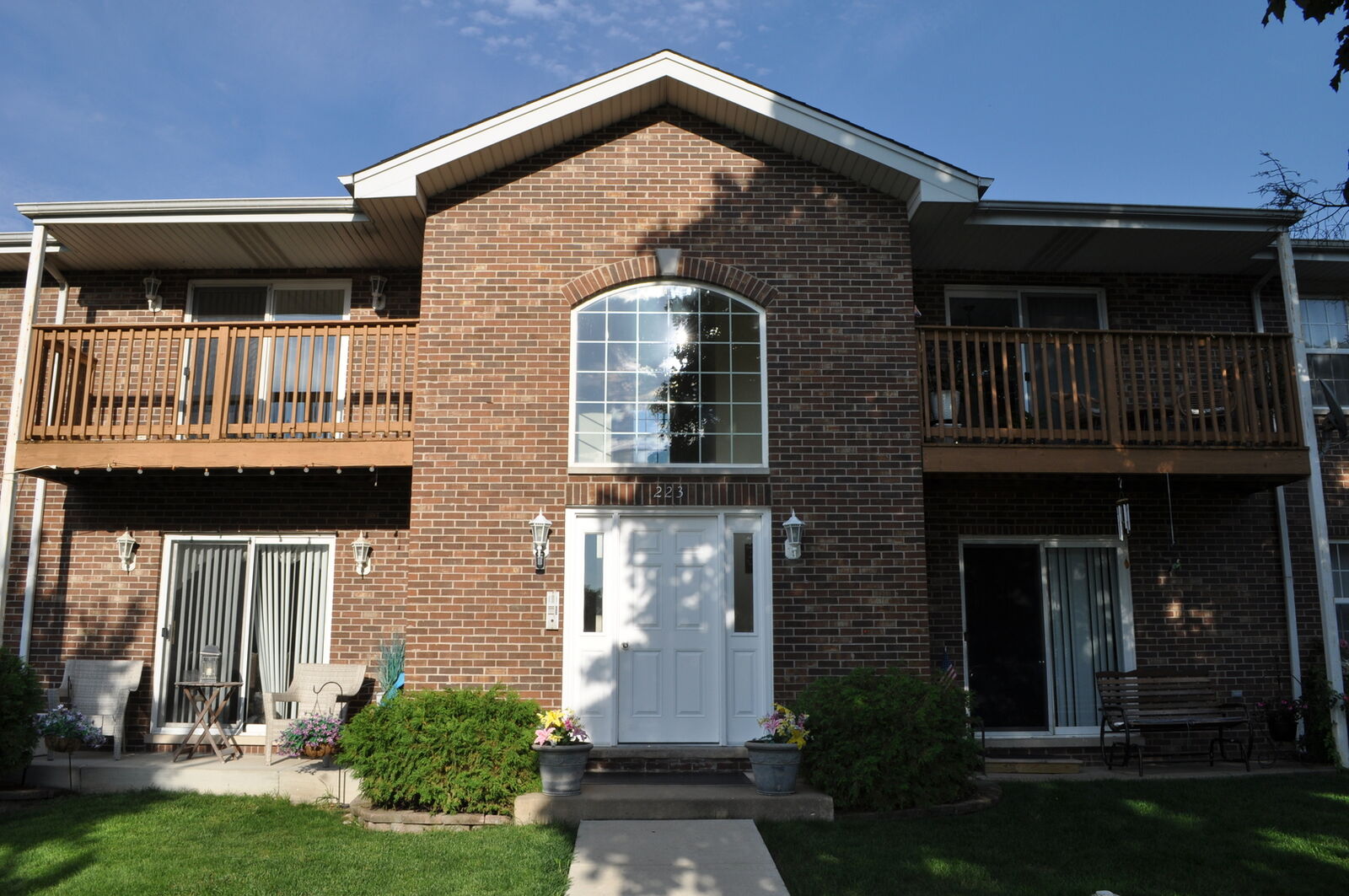 Property Photo:  223 S Rush Street 2D  IL 60143 
