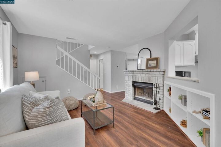 Property Photo:  400 Devon Ct  CA 94561 