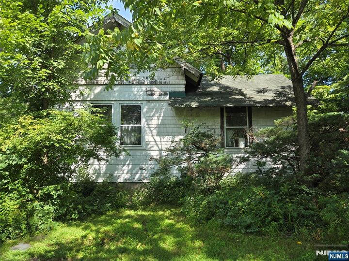 Property Photo:  2 Hewlett Road  NJ 07082 