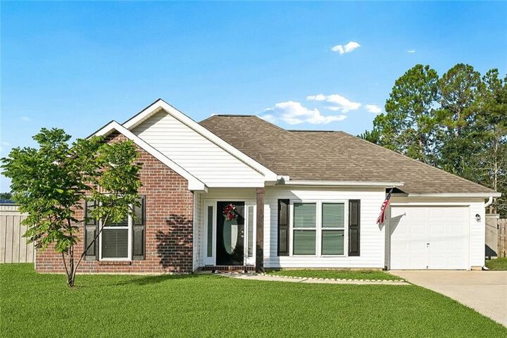 Property Photo: 140 Lesley Lane LA 70452