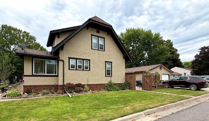 Property Photo:  19 1st Avenue NE  MN 55332 