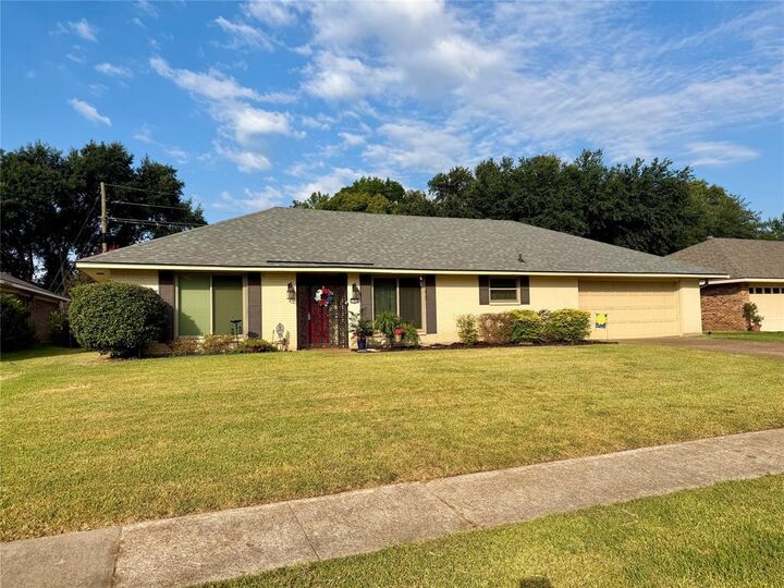 Property Photo: 7514 Camelback Drive LA 71105