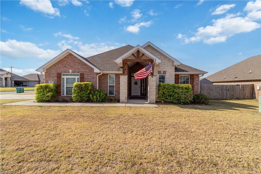 Property Photo:  511 Cortland Street  AR 72712 