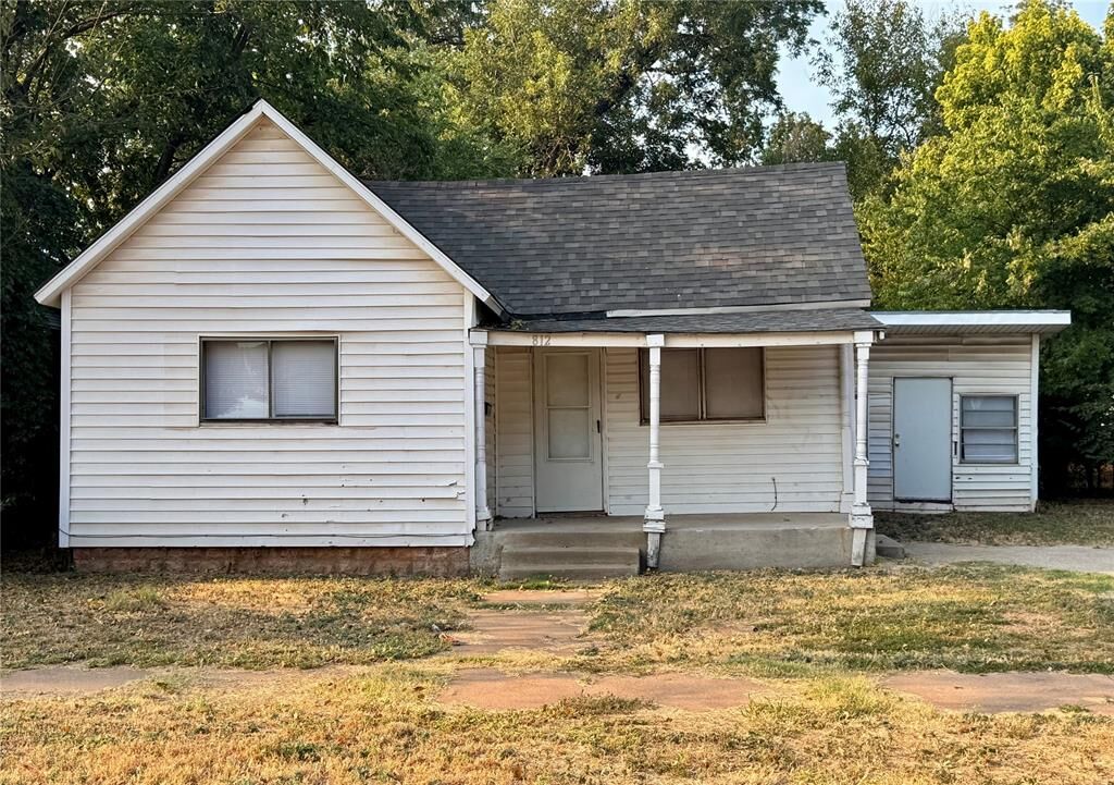 Property Photo: 812 W Colorado Avenue OK 73018