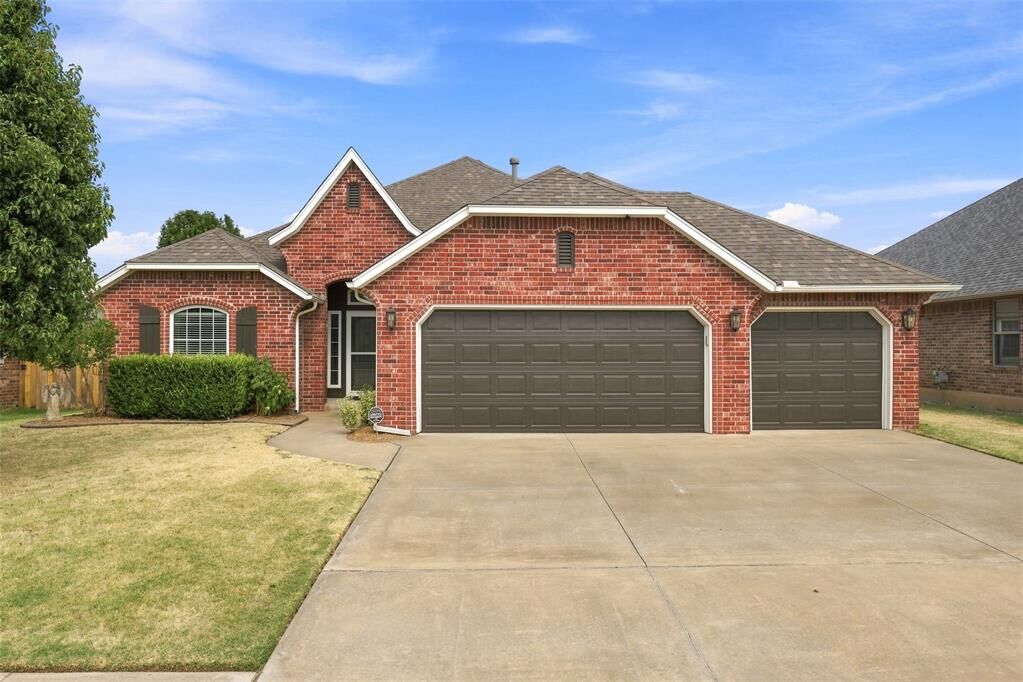 Property Photo: 17308 Serrano Drive OK 73170