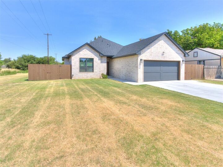 Property Photo: 1245 SW 17th St Street OK 73108
