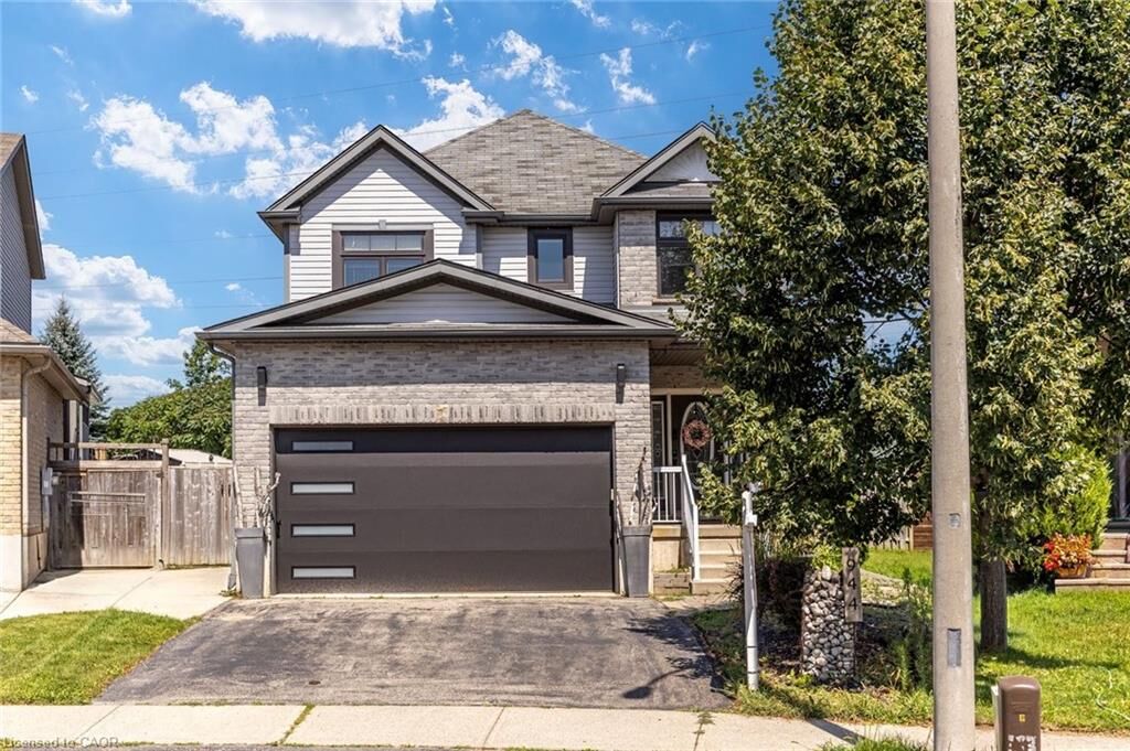 Property Photo: 944 Parkvale Court ON N2R 1Y6