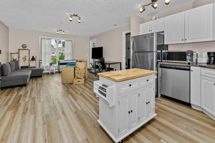 Property Photo:  2000 Applevillage Court SE 208  AB T2A 7Z7 