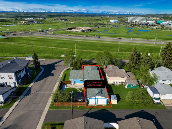 Property Photo:  5424 37 Street SW  AB T3E 5M5 