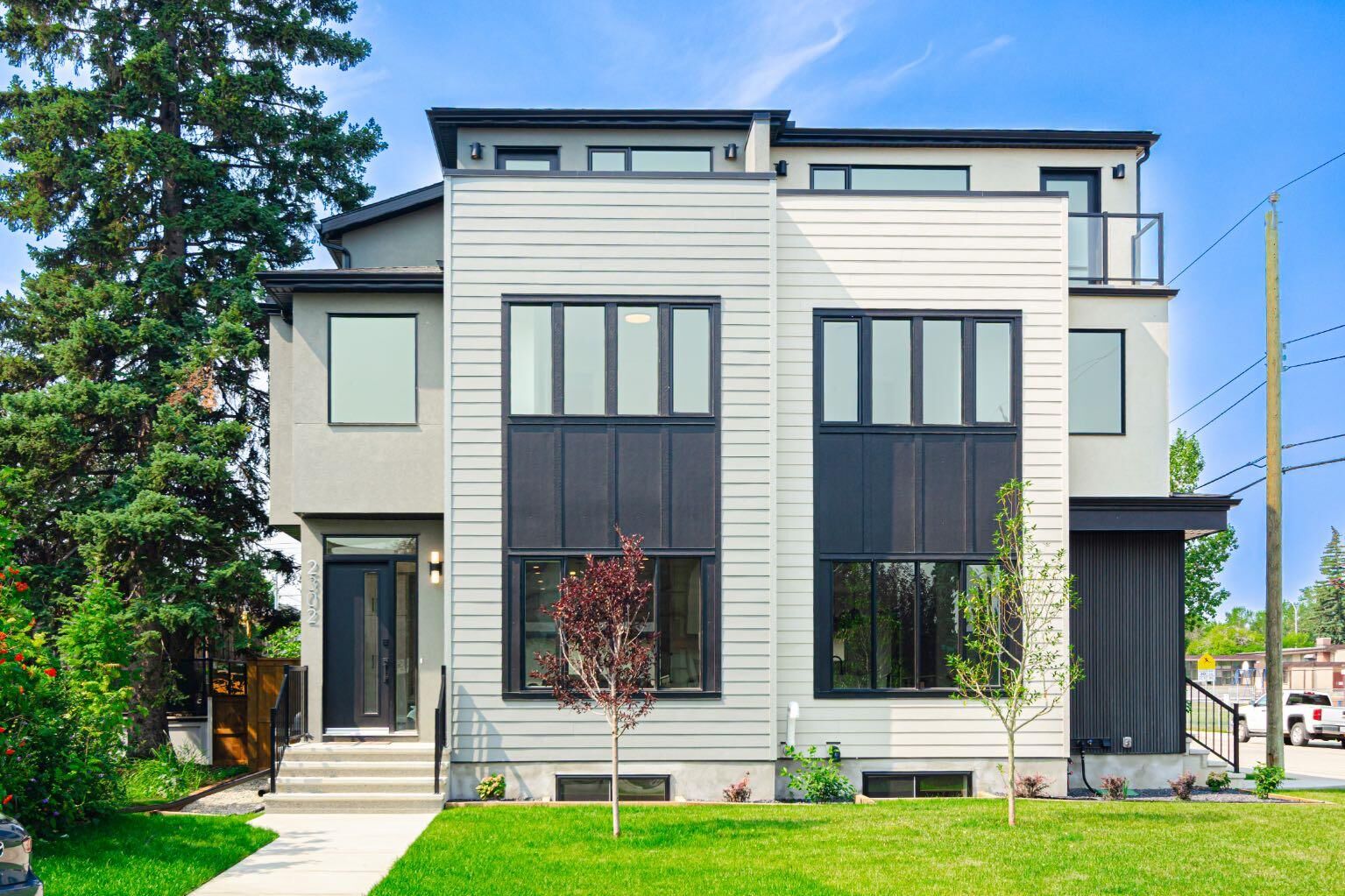 Property Photo: 2302 Osborne Crescent SW AB T2T 0Y5