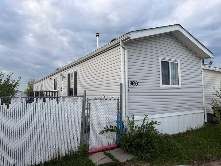 Property Photo:  9610 101 Avenue  AB T8X 5G5 