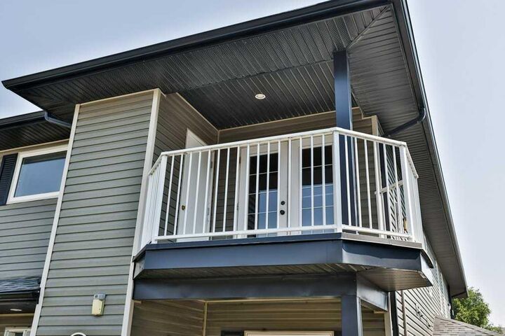 Property Photo:  734 Heritage Boulevard W 5  AB T1K 7Z5 
