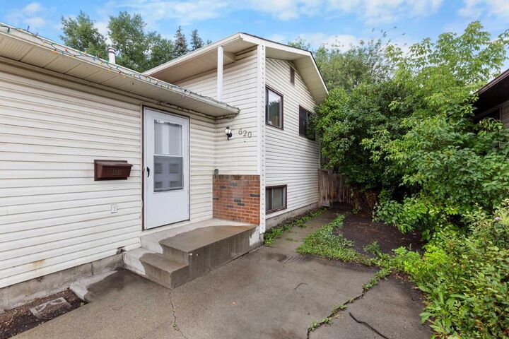 Property Photo: 620 Aboyne Crescent NE AB T2A 5Y8